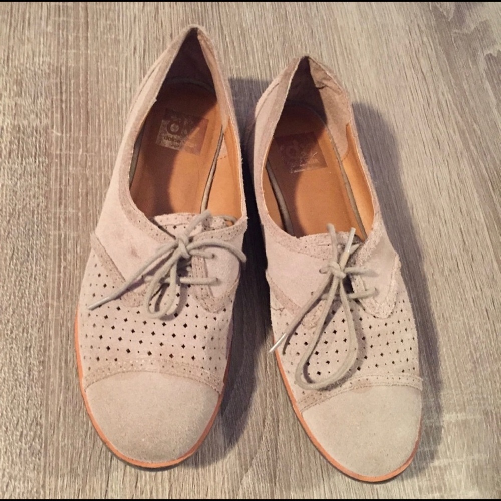 DV by Dolce Vita Perforated Oxford Taupe Grey 8.5
